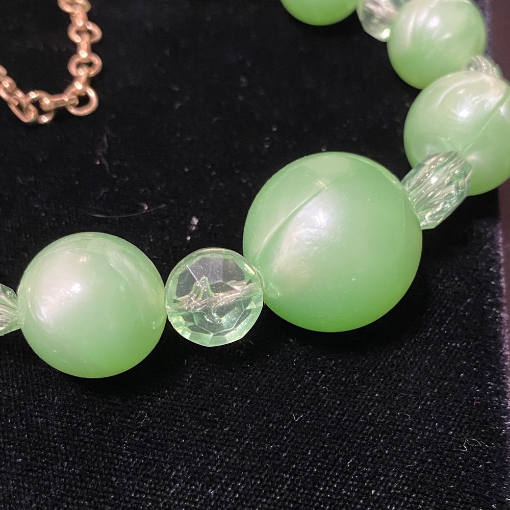 Elegant Coro vintage Green Beaded choker 15” to 18” long Necklace - Picture 6 of 8
